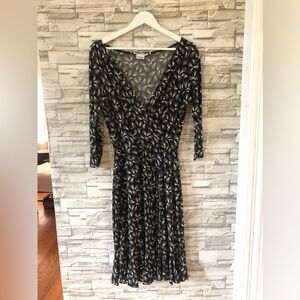 Maggy London || Black and White Eyelet design Surplice Midi Dress Vneck Sz 10